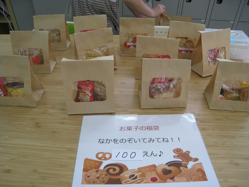 お菓子の福袋が売られている様子