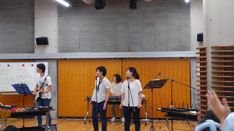 音楽ライブで歌っているようす