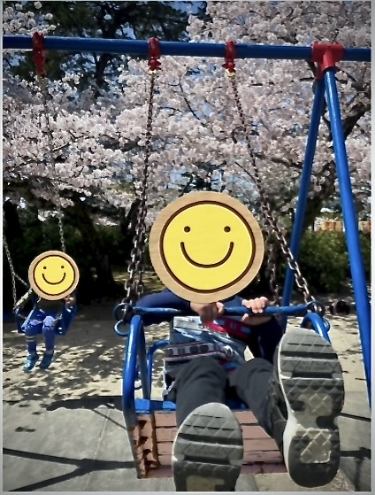 ブランコに乗っている子供の様子